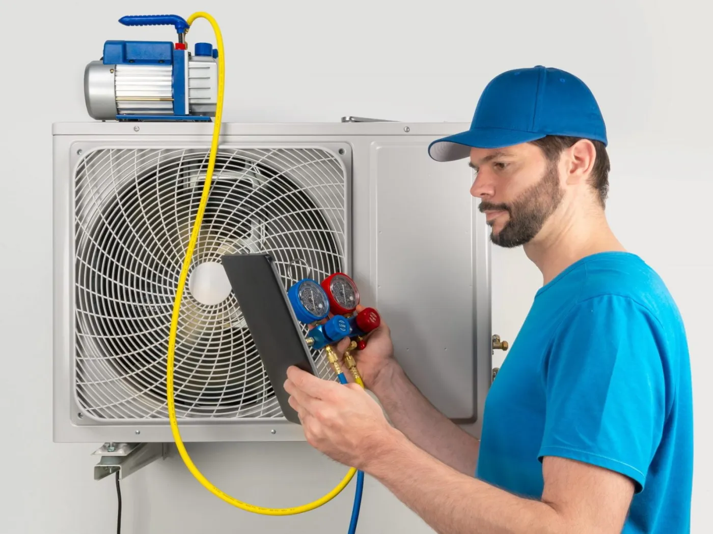 Técnico realizando instalação de ar-condicionado split com bomba de vácuo