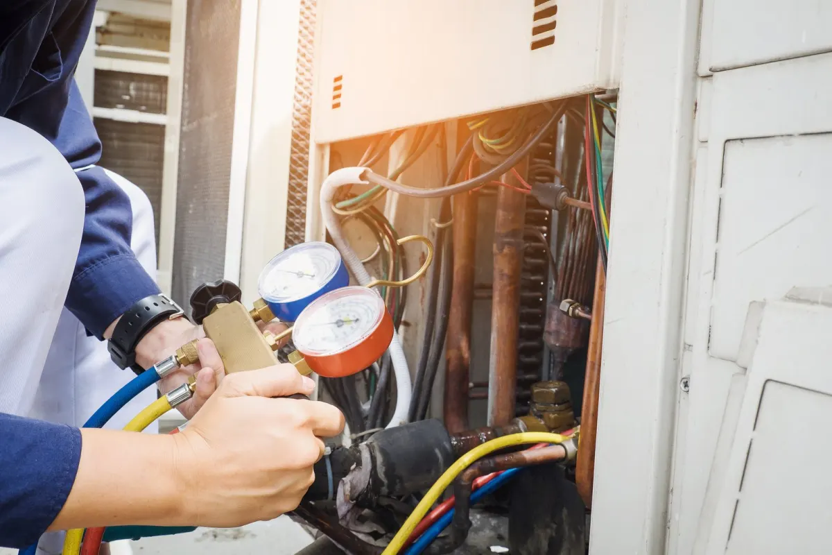 Técnico verificando a parte elétrica de um equipamento de ar-condicionado