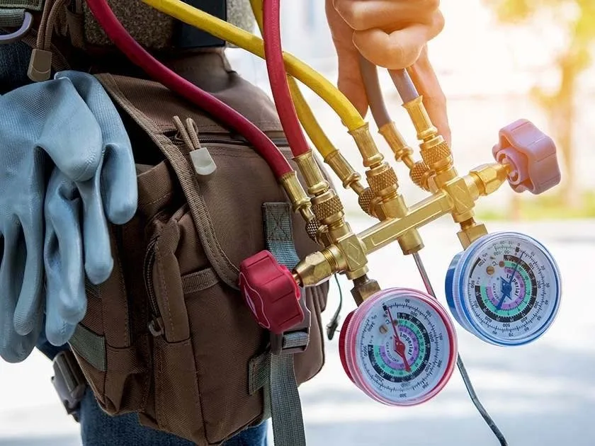 Técnico verificando pressões e componentes de um sistema de climatização