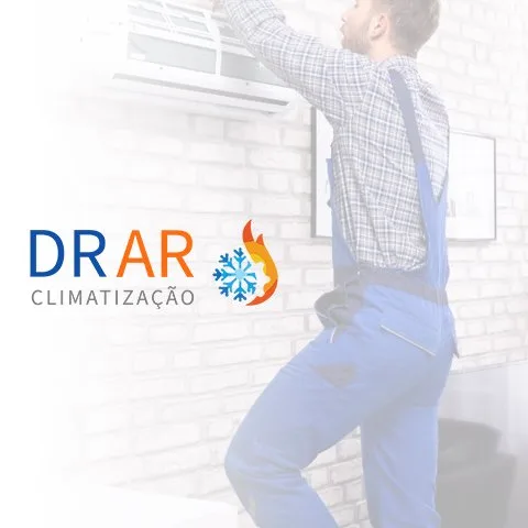 Profissional da Dr. Ar Climatização instalando um ar-condicionado split